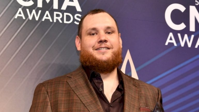 luke-combs-loved-working-with-post-malone-on-‘f-1-trillion’:-‘he’s-the-best’