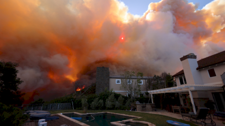 california-fires-live-updates:-unprecedented,-deadly-blazes-explode-in-size