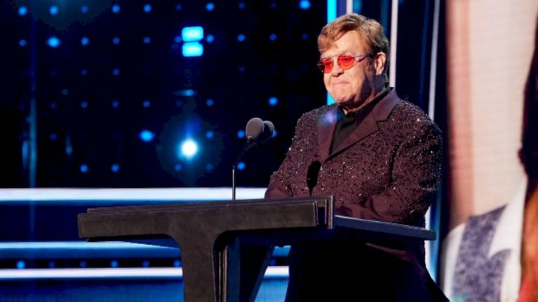 after-more-than-300-weeks,-elton-john’s-‘diamonds’-tops-the-uk-album-chart