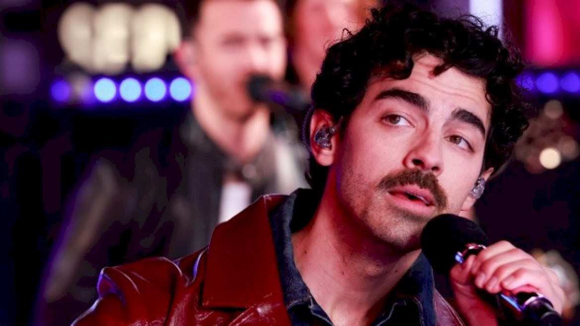 see-joe-jonas-don-drag-in-new-tiktok-video