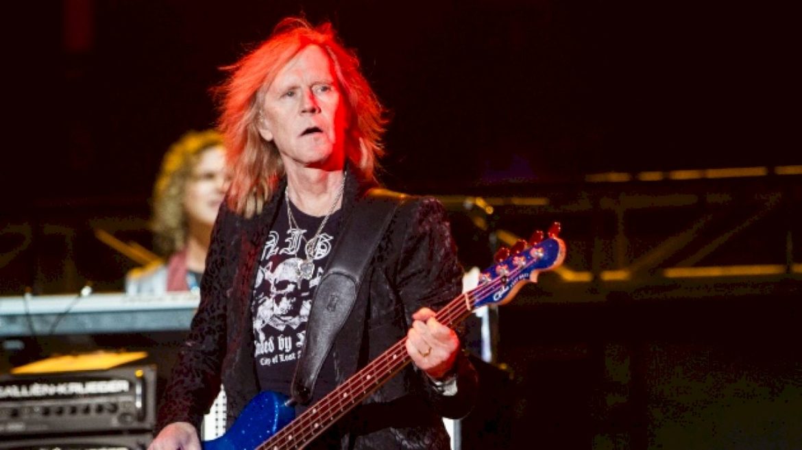 aerosmith-bassist-tom-hamilton’s-new-band-close-enemies-drops-debut-track,-‘sound-of-a-train’