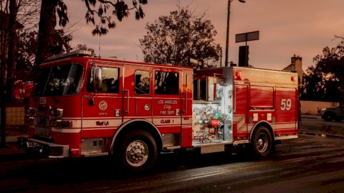 2-people-arrested-with-fire-truck-while-impersonating-firefighters-at-la-wildfires:-police