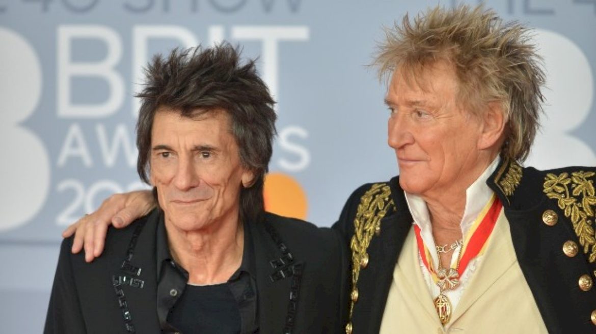 rod-stewart-reunites-with-former-bandmate-at-his-surprise-80th-birthday-party