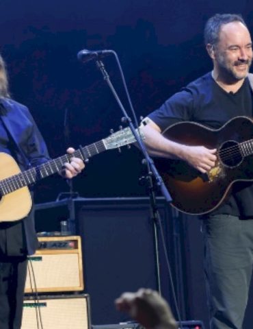 photographer-danny-clinch-raising-funds-for-hurricane-victims-with-dave-matthews,-warren-haynes-prints