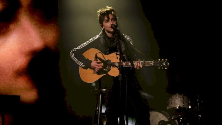 timothee-chalamet-performs-bob-dylan-deep-cuts-on-‘saturday-night-live’