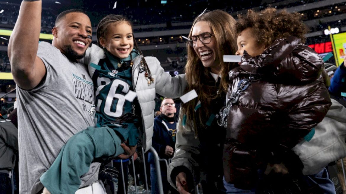 eagles’-saquon-barkley-shares-pregame-handshakes-with-kids:-meet-his-family