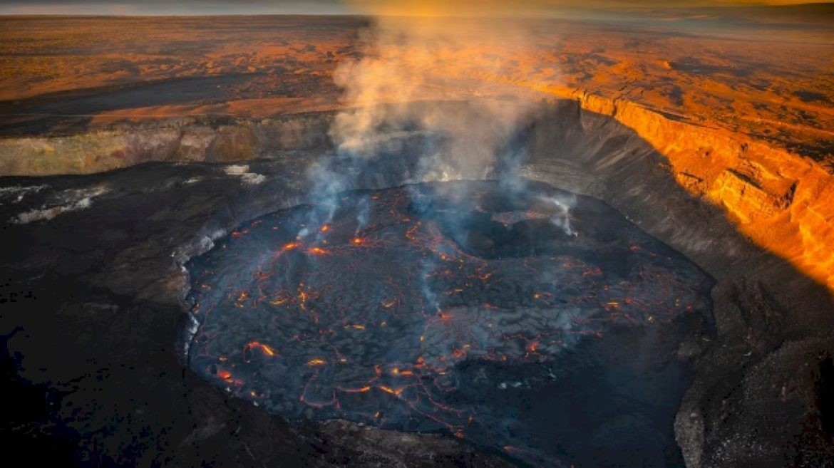 hawaii’s-kilauea-volcano,-one-of-the-world’s-most-active,-erupts-for-7th-time