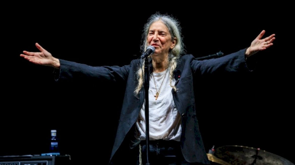 patti-smith-shares-health-update-after-collapsing-onstage-in-brazil:-‘i-am-fine’