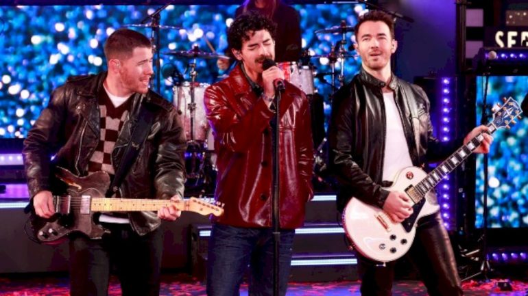 watch-jonas-brothers-surprise-attendees-of-a-‘camp-rock’-trivia-night-in-toronto