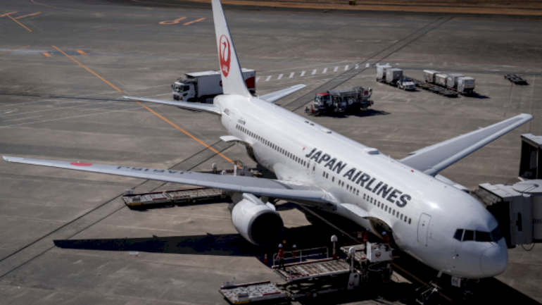 japan-airlines-flight-hits-tail-of-parked-delta-plane-at-seattle-seatac-airport