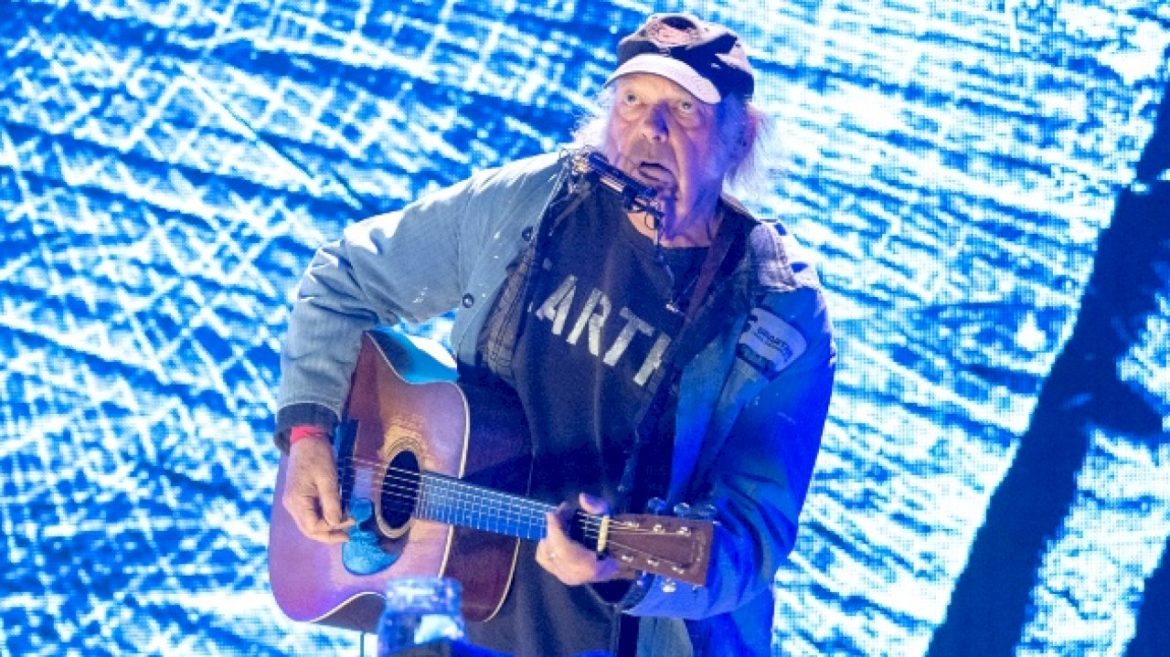 neil-young-shares-update-on-his-upcoming-album-with-chrome-hearts