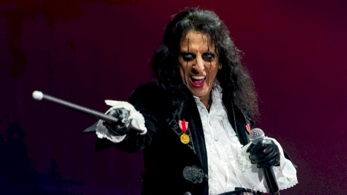 alice-cooper-extends-too-close-for-comfort-tour