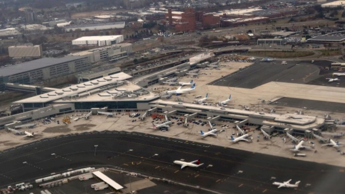 passenger-charged-after-threatening-flight-attendants,-banging-on-cockpit-door