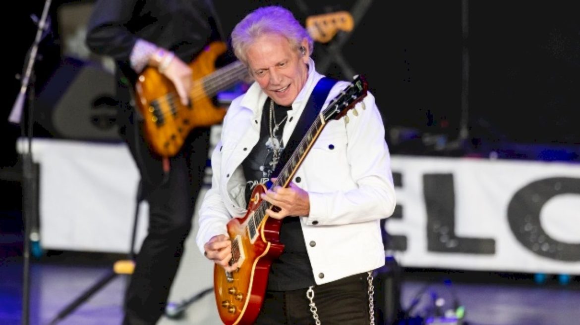 former-eagles’-guitarist-don-felder-stops-rock-legends-cruise-performance-after-suffering-from-dehydration