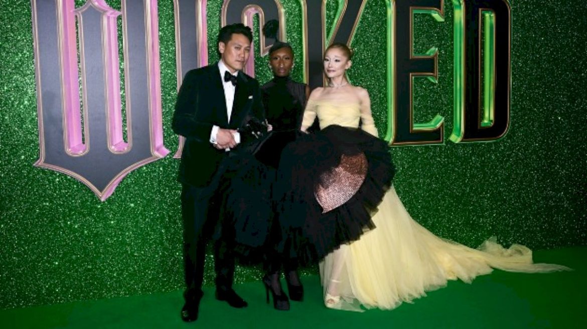 no-witch-left-behind:-ariana-grande-‘rescued’-by-cynthia-erivo-&-jon-m.-chu-at-‘wicked’-japan-premiere