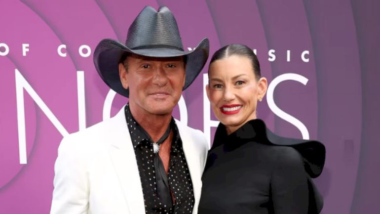 tim-mcgraw-shares-message-to-faith-hill-with-’emergency-contact’-trend