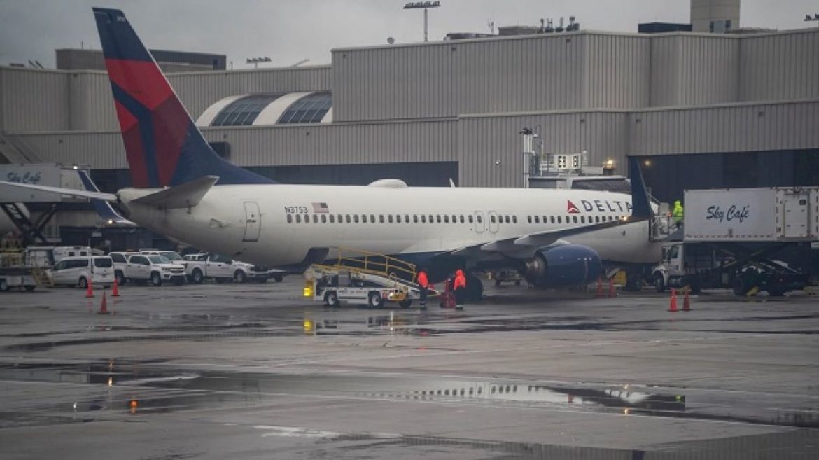 haze-or-smoke-on-delta-plane-forces-passengers-to-evacuate-via-slides-at-atlanta-airport