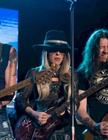 richie-sambora-performs-bon-jovi’s-‘livin’-on-a-prayer’-with-current-bon-jovi-guitarist-phil-x