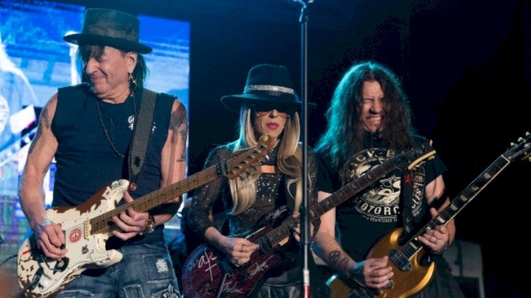 richie-sambora-performs-bon-jovi’s-‘livin’-on-a-prayer’-with-current-bon-jovi-guitarist-phil-x