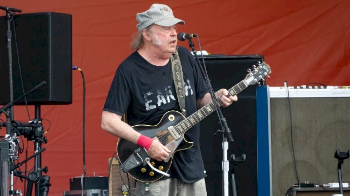 neil-young-and-the-chrome-hearts-to-play-free-show-in-ukraine