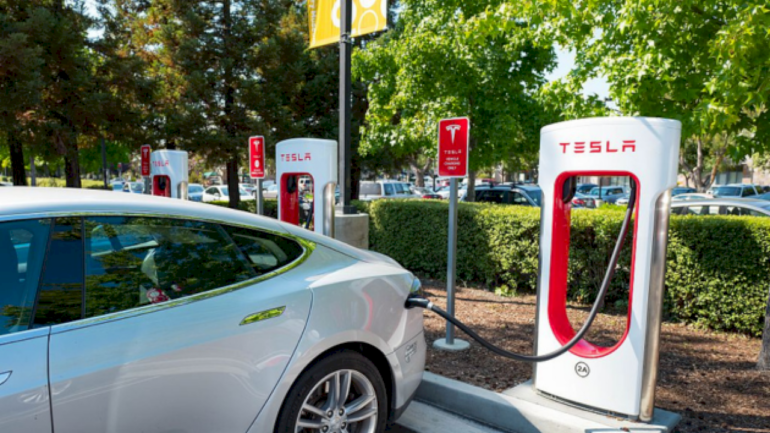 arsonist-sets-fire-to-tesla-charging-stations:-police