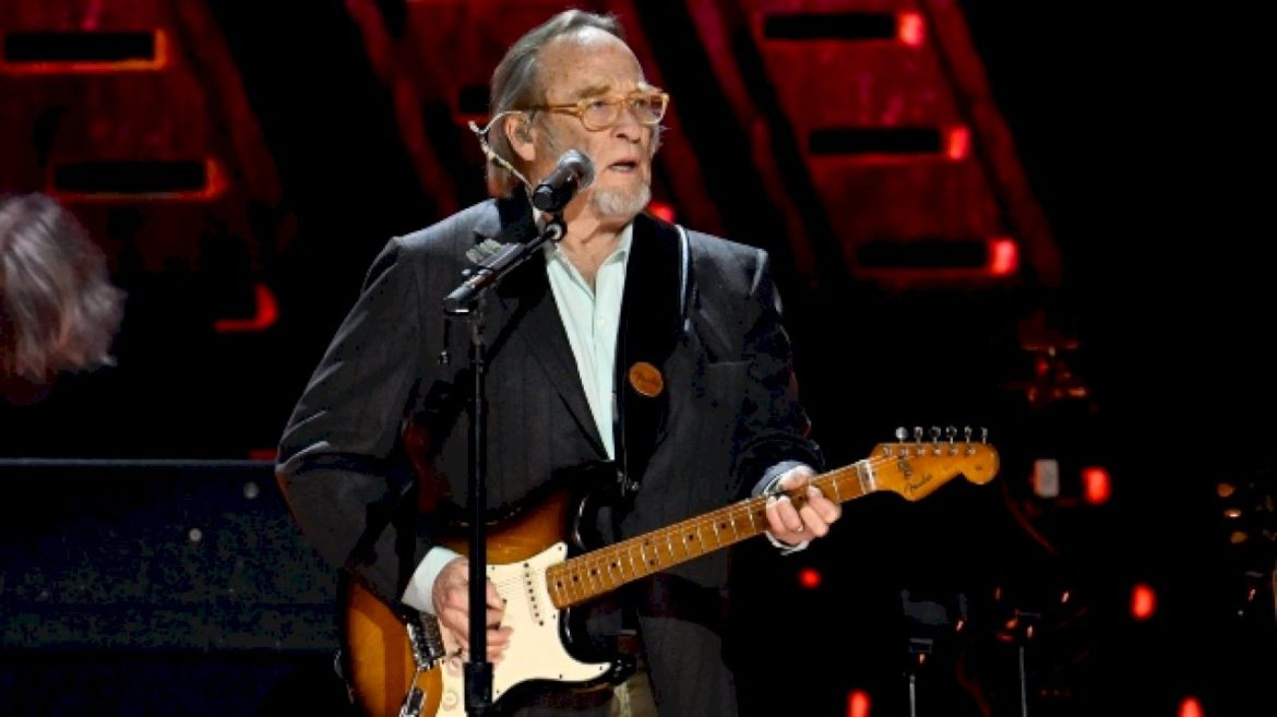 stephen-stills-opens-up-about-sobriety,-whether-he’ll-ever-tour-again-&-more