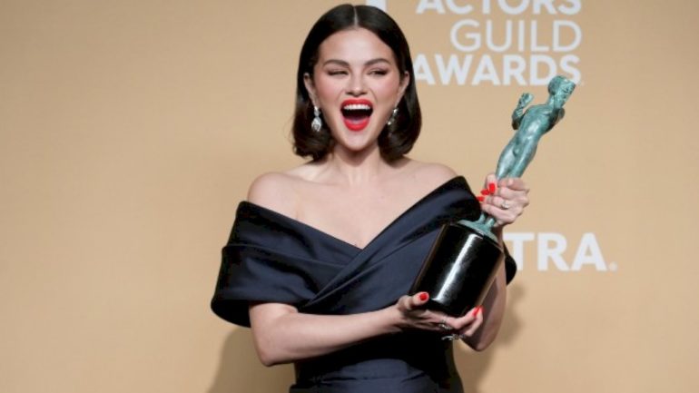 watch-selena-gomez-present-‘only-murders’-co-stars-with-their-sag-awards