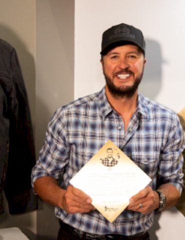 luke-bryan-steps-into-the-houston-rodeo’s-star-trail