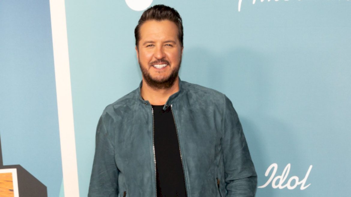 luke-bryan-demonstrates-what-happens-when-a-‘country-song-came-on’