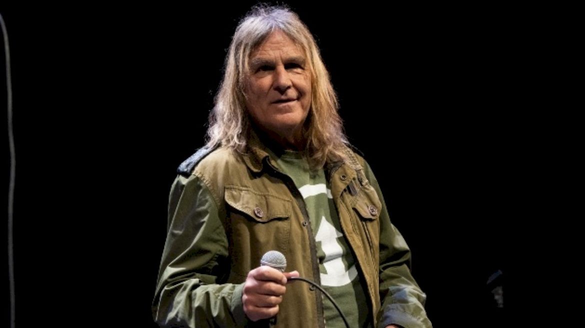 the-alarm-frontman-mike-peters-dies-after-30-year-battle-with-cancer
