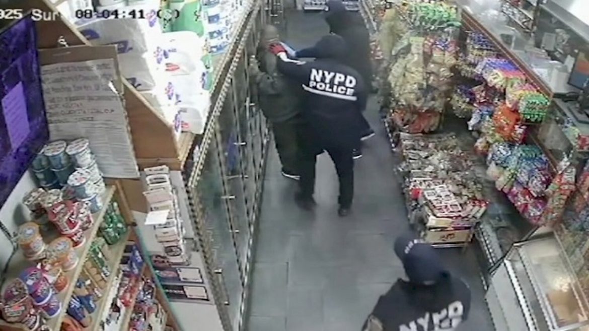robbers-posing-as-cops-hold-up-nyc-deli,-remain-at-large:-police