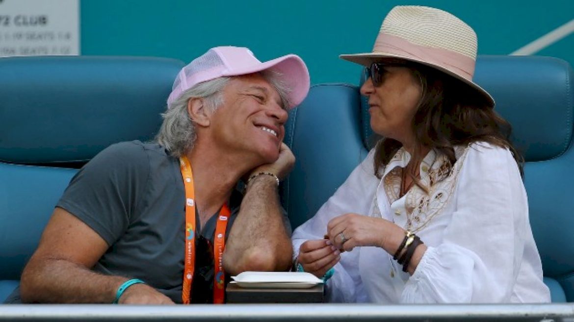 jon-bon-jovi-wishes-his-wife-a-happy-anniversary:-’36-amazing-years’