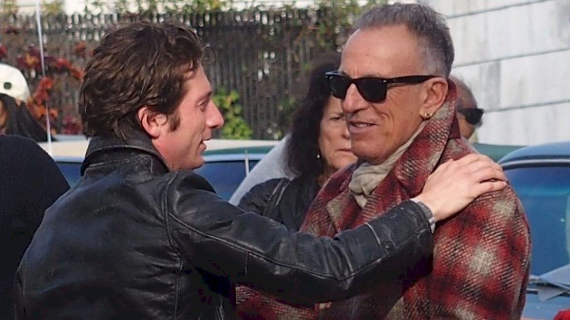 bruce-springsteen-continues-to-praise-jeremy-allen-white:-‘he-is-tremendous’