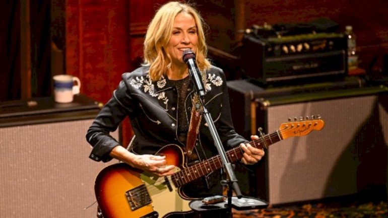 sheryl-crow-says-after-posting-tesla-return-video,-‘armed-man’-came-to-her-house