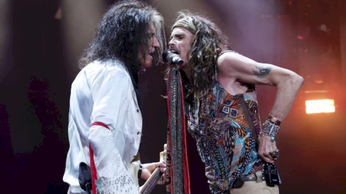aerosmith’s-steven-tyler-and-joe-perry-reunite-for-janie’s-fund-show