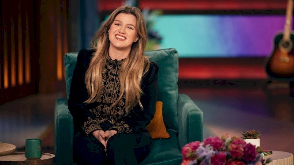 kelly-clarkson’s-new-song-was-inspired-by-*this*-emmy-winning-tv-show