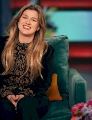 kelly-clarkson’s-new-song-was-inspired-by-*this*-emmy-winning-tv-show