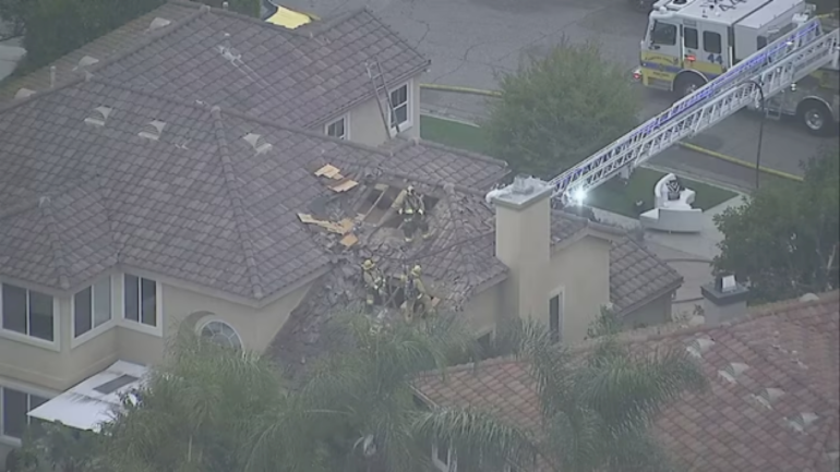 2-dead-after-small-plane-crashes-into-homes-in-simi-valley,-california