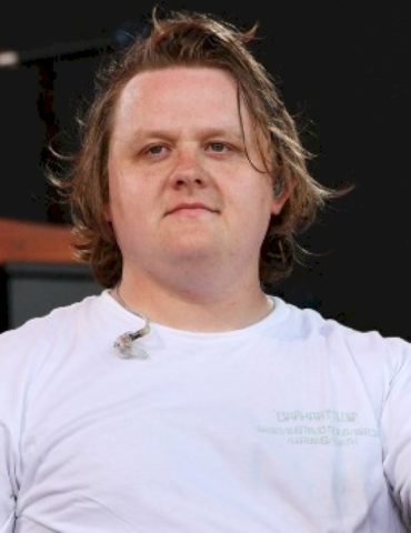 lewis-capaldi-gives-surprise-performance-at-charity-concert