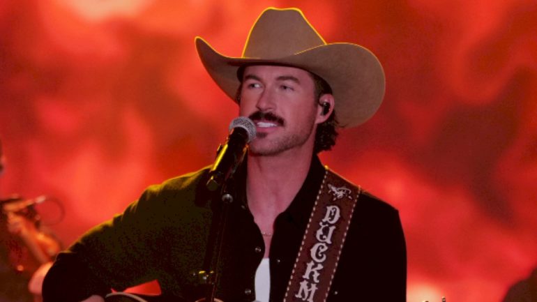 acm-winner-riley-green-loves-country-music-in-the-‘worst-way’