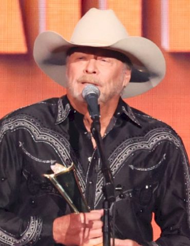 from-namesake-dogs-to-acm-honors,-alan-jackson-continues-to-sing