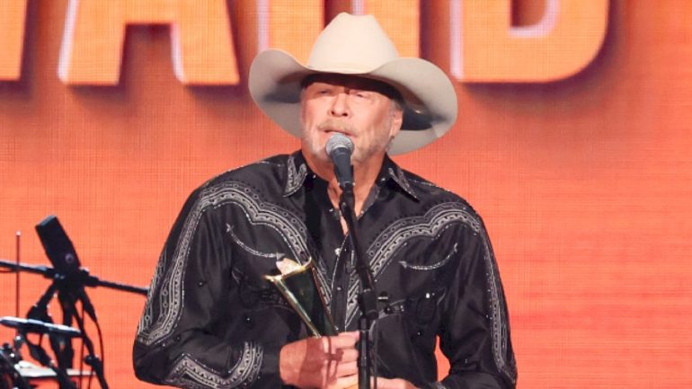 from-namesake-dogs-to-acm-honors,-alan-jackson-continues-to-sing