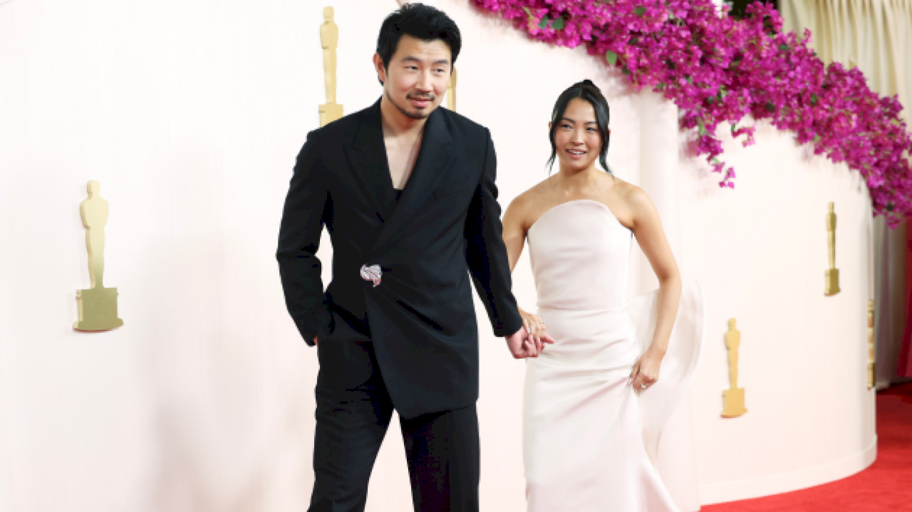 simu-liu-proposes-to-girlfriend-allison-hsu-in-paris:-‘i-choose-you-forever-and-always’