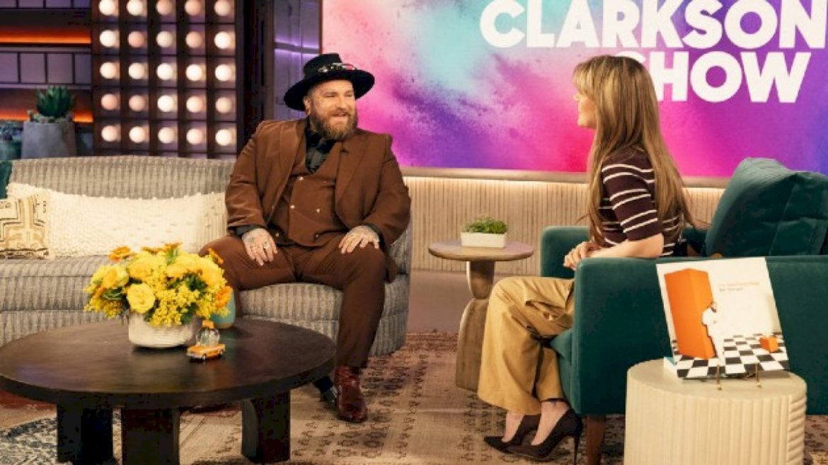 kelly-clarkson-to-interview-teddy-swims,-jonas-brothers-&-more-in-new-series-of-specials-for-nbc