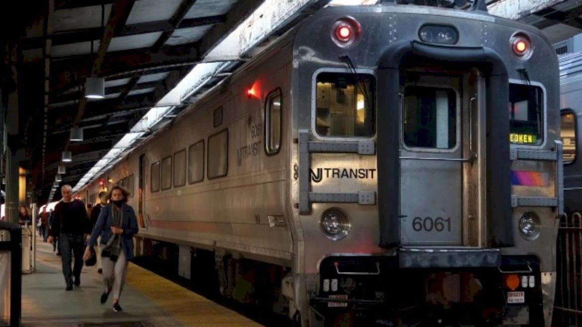 new-jersey-transit-strike-underway;-some-350,000-commuters-scramble-for-transportation