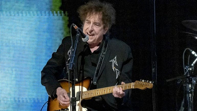 bob-dylan-sings-his-own-name-with-live-cover-of-ricky-nelson’s-‘garden-party’