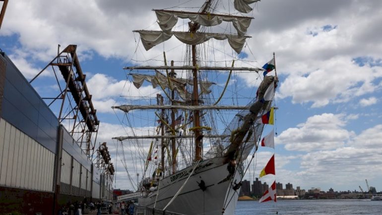 2-dead,-19-injured-after-mexican-navy-sailboat-crashes-into-brooklyn-bridge,-mayor-says