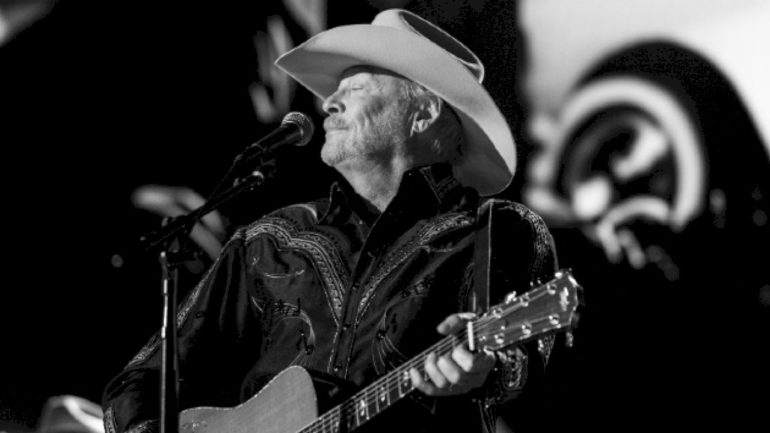 alan-jackson’s-road-dates-are-wrapped,-but-he’s-planning-one-more-at-home