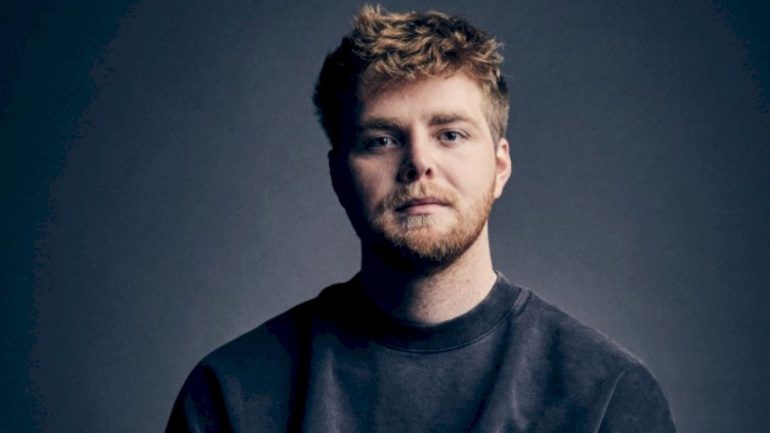 alex-warren’s-record-breaking-success-in-the-uk-is-anything-but-‘ordinary’