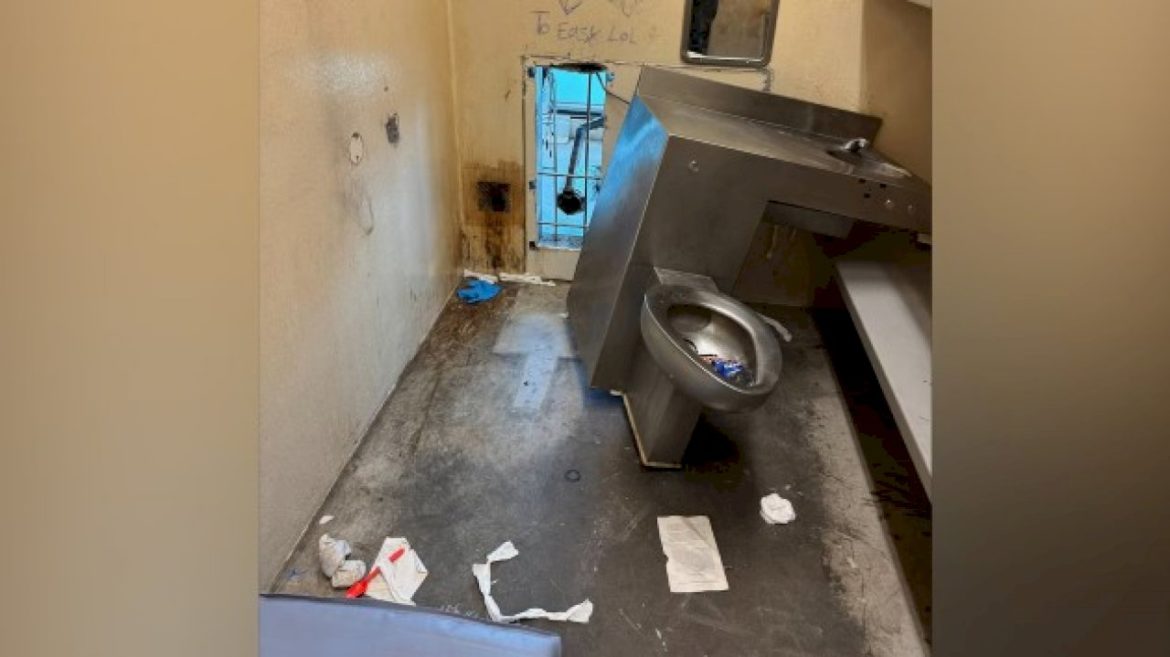 new-orleans-jail-employee-arrested,-accused-of-helping-mass-escape-of-inmates